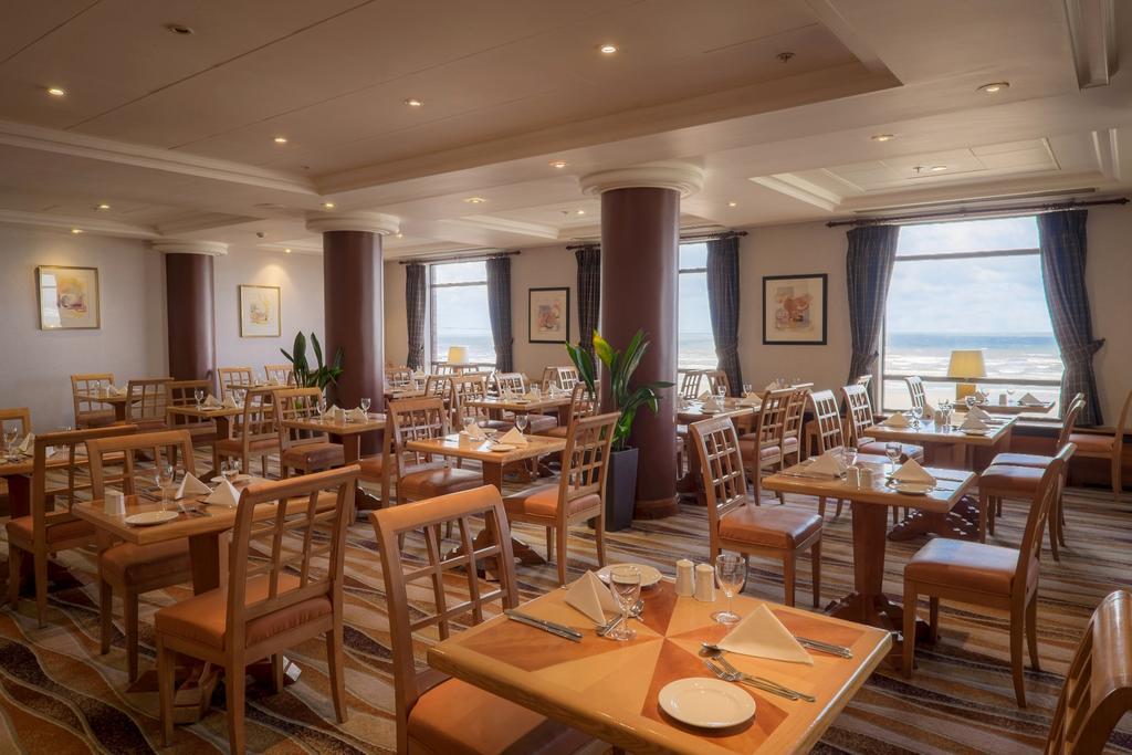 Grand Hotel Μπλάκπουλ Εξωτερικό φωτογραφία The restaurant at the hotel